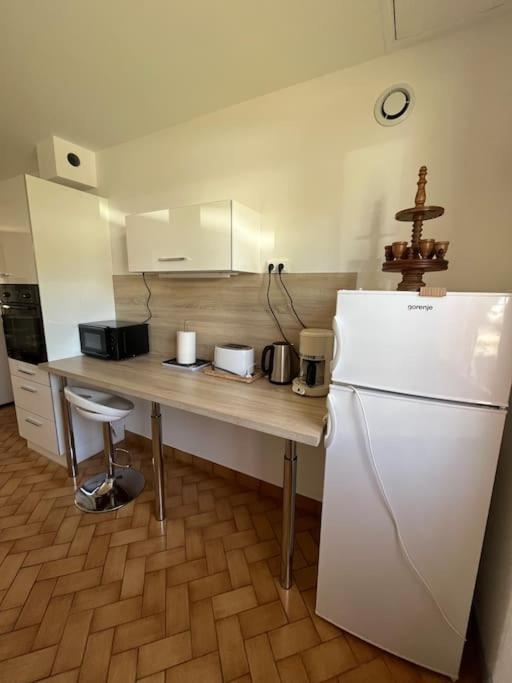 Apartment En Rez De Jardin -terrasse-2 Chambres-parking Le Poët-Laval